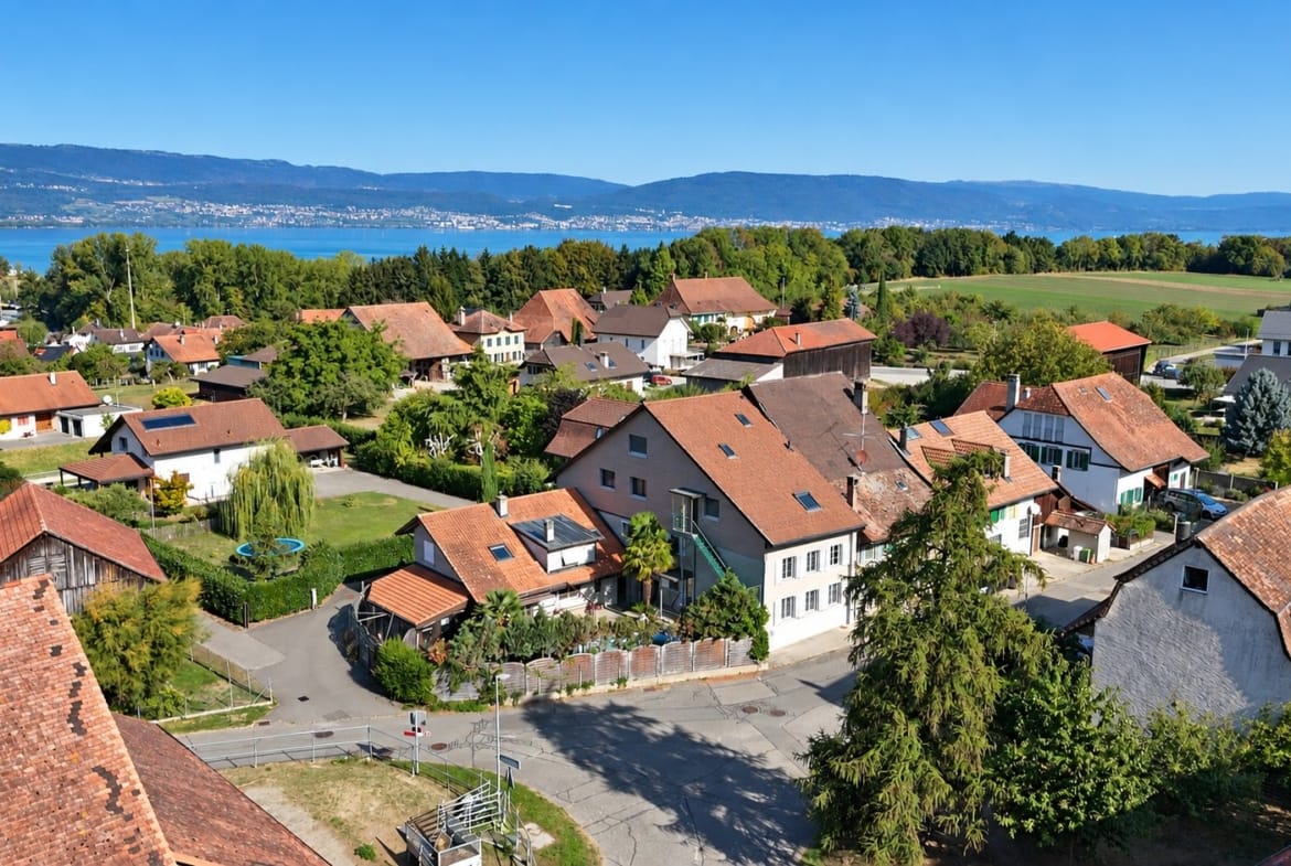 Maison avec trois appartements de rendement à Chevroux, proche du lac