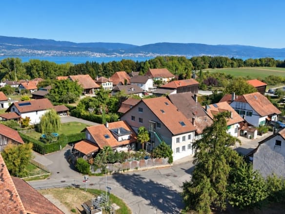Maison avec trois appartements de rendement à Chevroux, proche du lac